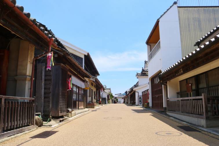 Udatsu town scape (Wakimachi Plaster Awning Town)